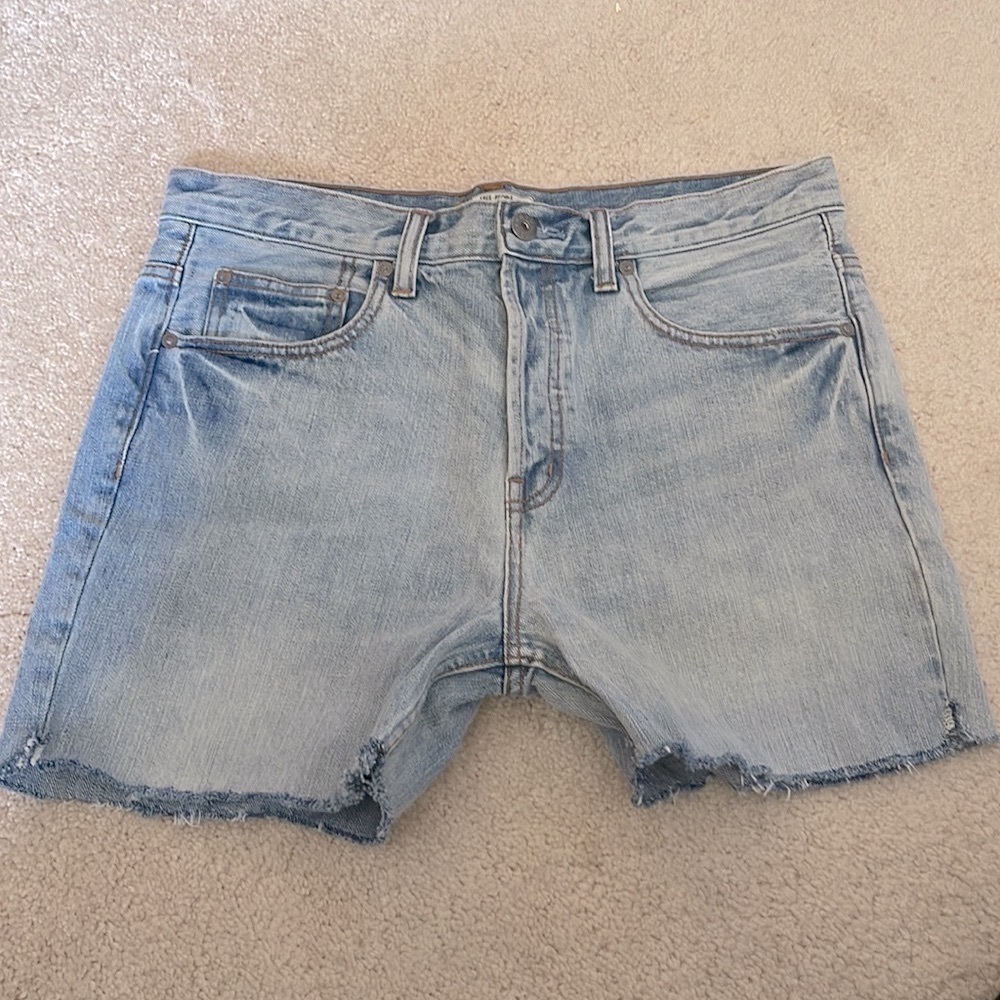 Free People Buttoned Fly Cut Off Light Wash Jean Shorts. Size W30. P/A1723